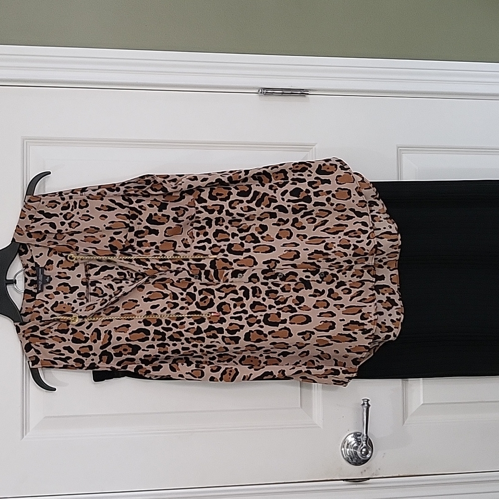 Leopard top with gold chain with black pleated skirt